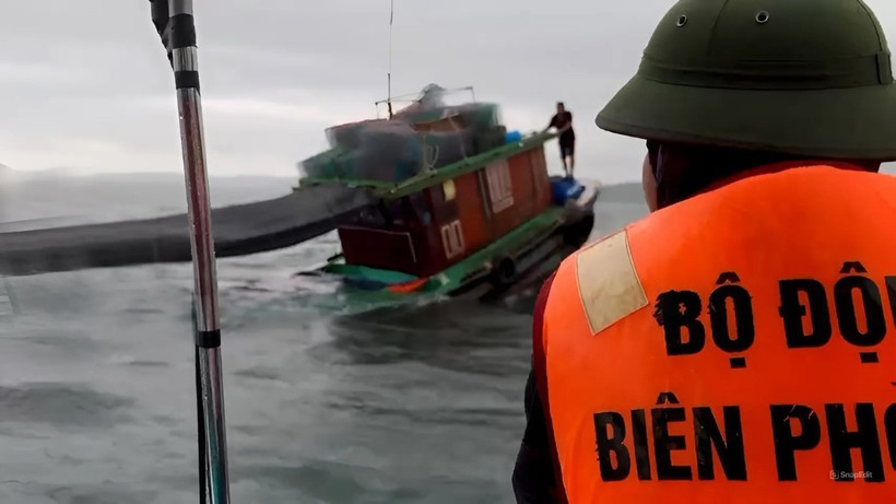 Bộ đội Biên phòng Cô Tô tiếp cận tàu gặp nạn, cứu thành công ba ngư dân. (Ảnh: TTXVN phát)