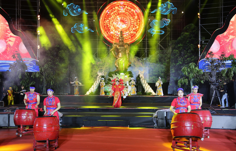 Chương trình nghệ thuật trong Lễ hội Nữ tướng Lê Chân 2024. (Ảnh: Minh Thu/TTXVN)