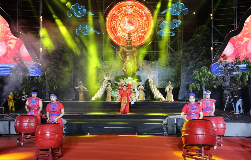 Chương trình nghệ thuật trong Lễ hội Nữ tướng Lê Chân 2024. (Ảnh: Minh Thu/TTXVN)
