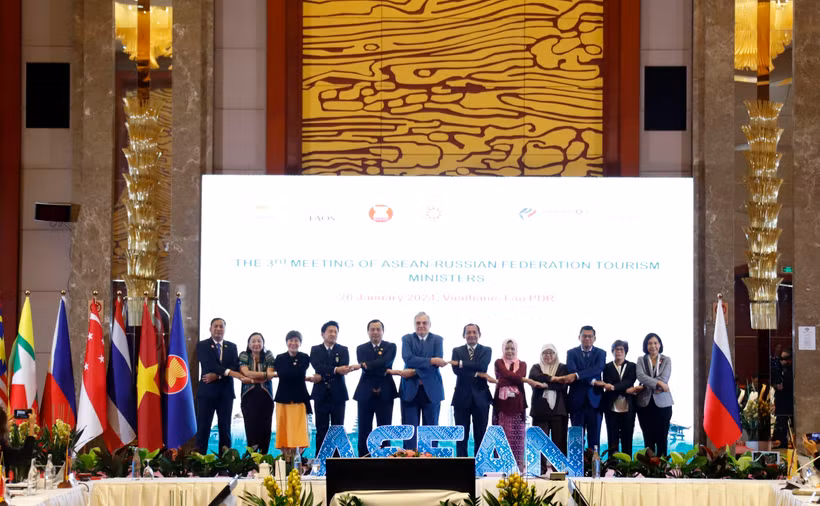 Các đại biểu dự Hội nghị Bộ trưởng Du lịch ASEAN-Nga lần thứ ba chụp ảnh lưu niệm. (Ảnh: Phạm Kiên/TTXVN)