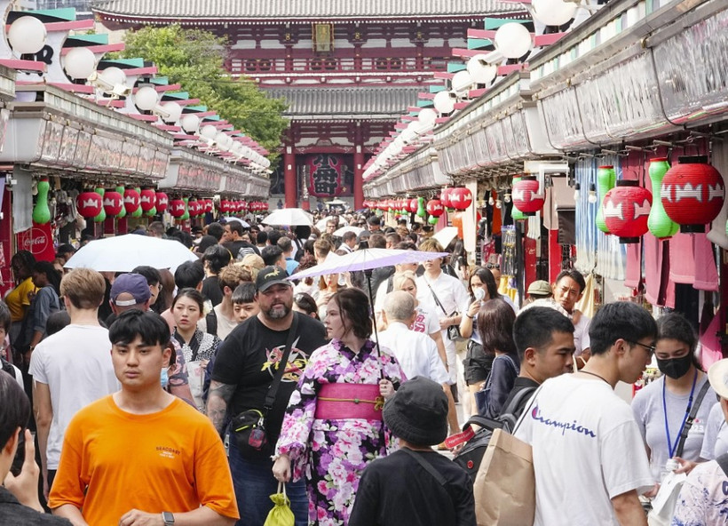 Khách du lịch tham quan phố mua sắm ở quận Asakusa ở Tokyo (Nhật Bản). (Ảnh: Kyodo/TTXVN)