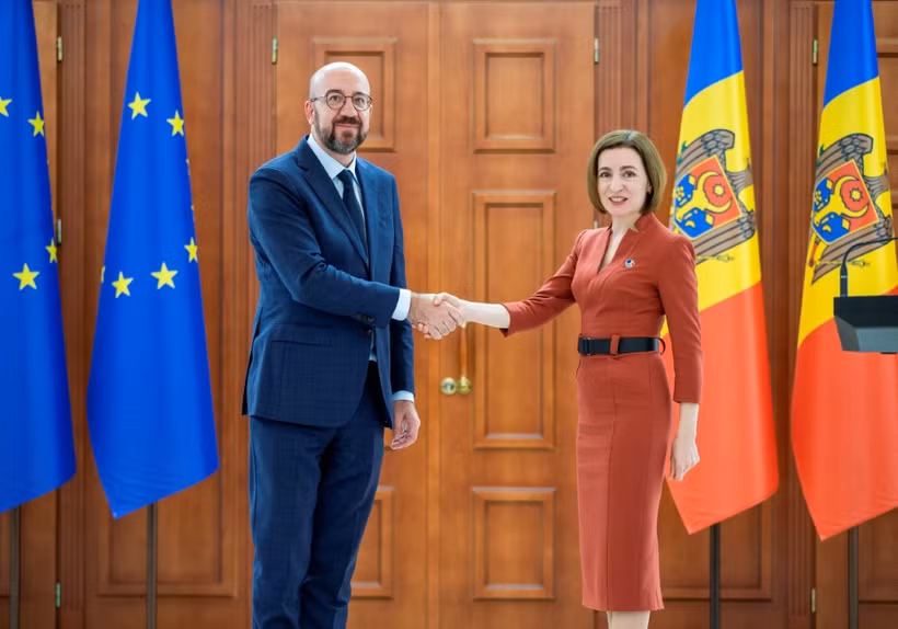Tổng thống Moldova Maia Sandu (phải) và Chủ tịch Hội đồng châu Âu Charles Michel tại cuộc gặp ở Chisinau hồi năm 2022. (Ảnh: AFP/TTXVN)