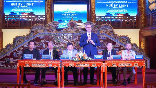 Ngài Olivier Brochet - Đại sứ Pháp tại Việt Nam phát biểu tại họp báo. (Ảnh: Mai Trang/TTXVN)