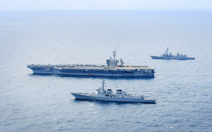 Tàu khu trục Seoae Ryu Seong-ryong của Hàn Quốc, tàu sân bay chạy bằng năng lượng hạt nhân USS Theodore Roosevelt của Mỹ và tàu khu trục Ariake của Nhật Bản tham gia cuộc tập trận chung ngoài khơi đảo Jeju (Hàn Quốc), ngày 11/4/2024. (Ảnh: Yonhap/TTXVN)