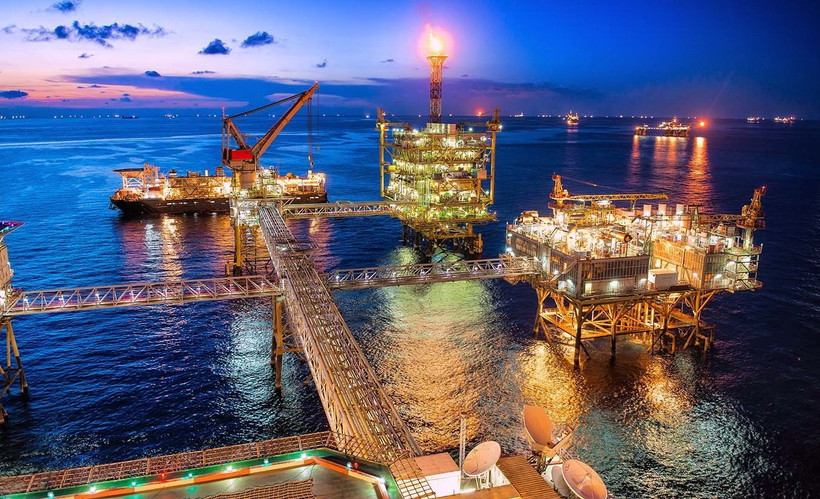 Đêm trên mỏ Bạch Hổ. (Ảnh: Thanh Vũ/TTXVN)