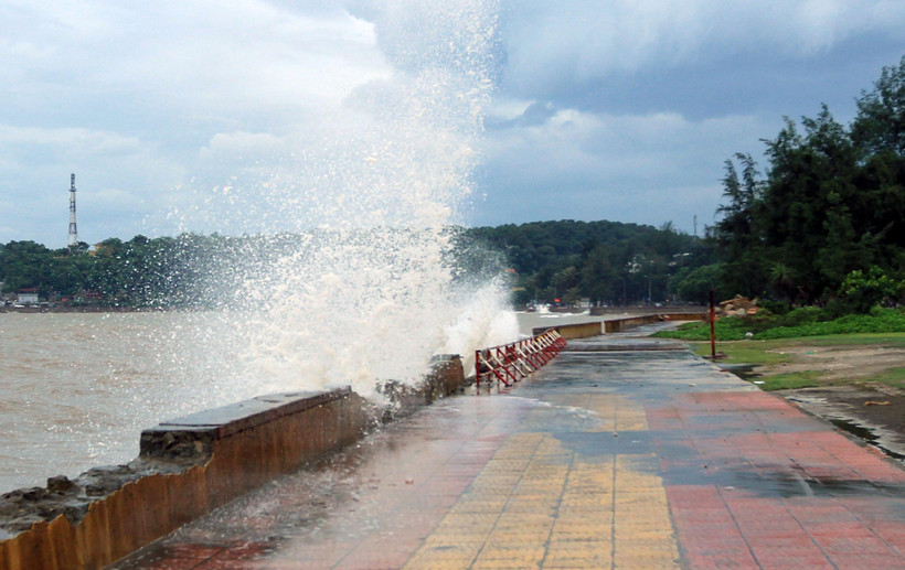 Sóng lớn xuất hiện tại Khu I, Khu du lịch Đồ Sơn. (Ảnh: An Đăng/ TTXVN)