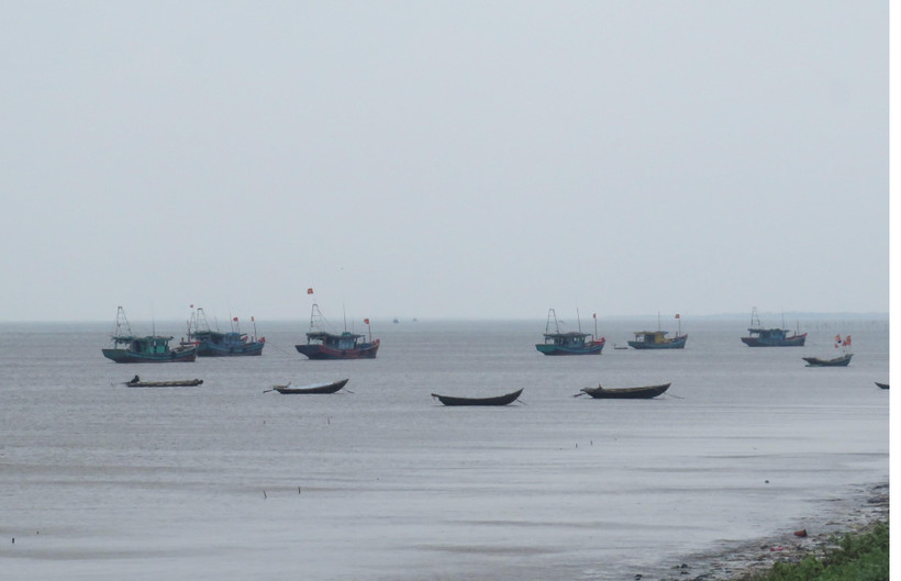 Toàn bộ lao động làm việc tại các lều, chòi nuôi ngao tỉnh Nam Định đã vào bờ. (Ảnh: Văn Đạt/TTXVN)