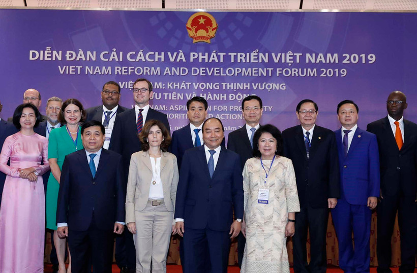 Thủ tướng Nguyễn Xuân Phúc với các đại biểu dự Diễn đàn. (Ảnh: Thống Nhất/TTXVN)