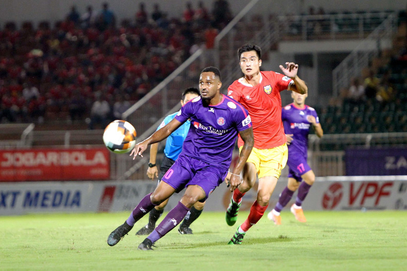 Pha tranh bóng giữa cầu thủ đội bóng Sài Gòn FC (áo tím) và đội bóng Hồng Lĩnh Hà Tĩnh (áo đỏ). (Ảnh: Thanh Vũ/TTXVN)