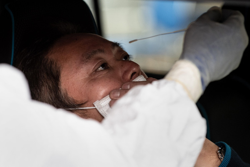 Nhân viên y tế lấy mẫu dịch xét nghiệm COVID-19 cho người dân tại Kanagawa, Nhật Bản ngày 27/4/2020. (Nguồn: AFP/TTXVN)