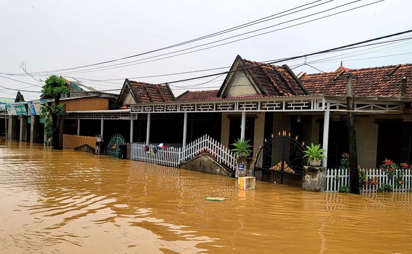 Hàng ngàn nhà dân tại huyện Lệ Thủy (Quảng Bình) bị ngập sâu trong nước lũ do ảnh hưởng của bão số 6, hồi tháng 10 vừa qua. (Ảnh: Tá Chuyên/TTXVN)