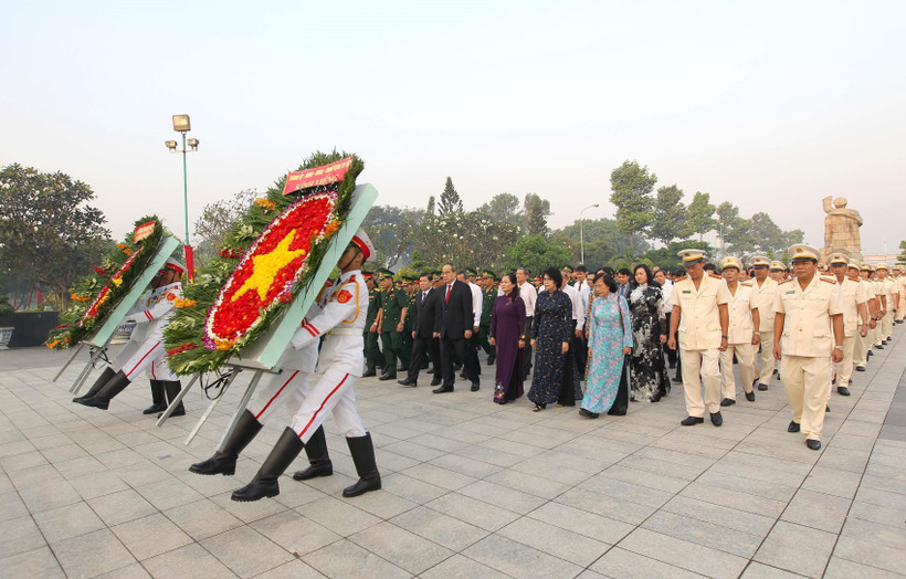 Đoàn Lãnh đạo Thành phố Hồ Chí Minh, các lực lượng vũ trang thành phố đến dâng hương, dâng hoa tưởng niệm các Anh hùng, Liệt sỹ tại Nghĩa trang Liệt sỹ Thành phố Hồ Chí Minh (Đồi không tên). (Ảnh: Thanh Vũ/TTXVN)