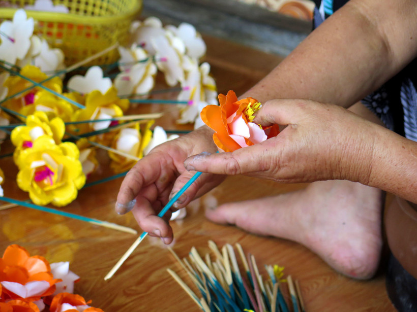 Hoa giấy Thanh Tiên đều được làm thủ công. (Ảnh: Tường Vi/TTXVN)