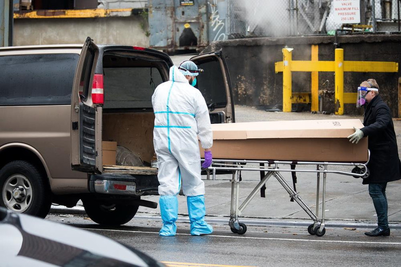 Nhân viên y tế chuyển thi thể một bệnh nhân tử vong do COVID-19 tại trung tâm y tế Brooklyn ở New York, Mỹ, ngày 24/4/2020. (Nguồn: THX/TTXVN)