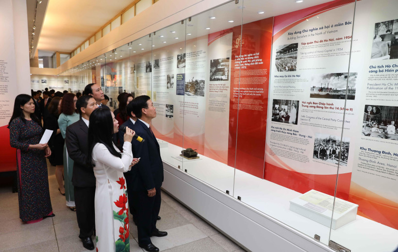 Ông Võ Văn Thưởng - Ủy viên Bộ Chính trị, Bí thư Trung ương Đảng, Trưởng Ban Tuyên giáo Trung ương cùng các đại biểu tham quan trưng bày chuyên đề. (Ảnh: Thanh Tùng/TTXVN)