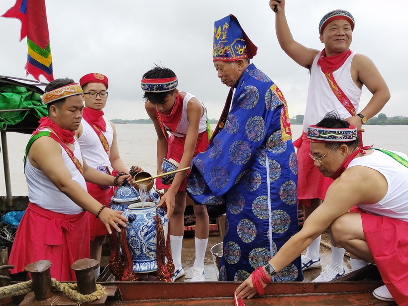 Nghi lễ rước nước đình Chèm ven sông Hồng. (Ảnh: TTXVN phát)
