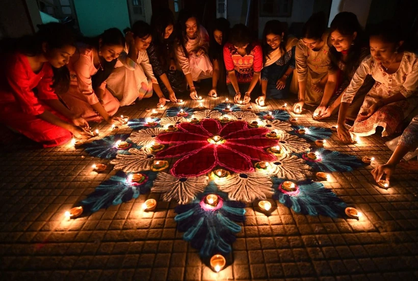 Năm ngoái, lễ hội Diwali - lễ hội ánh sáng của người Hindu tại Ấn Độ đã lập kỷ lục thế giới Guinness về số lượng đèn dầu bằng đất được thắp sáng. (Ảnh: AFP/TTXVN)