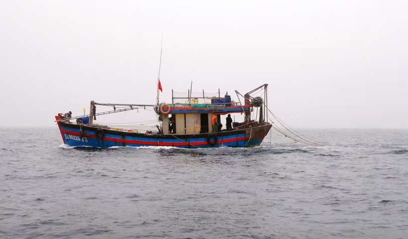 Một tàu cá có hành vi đánh bắt thuỷ hải sản trái phép bị lực lượng biên phòng Hà Tĩnh phát hiện. (Ảnh: TTXVN phát)