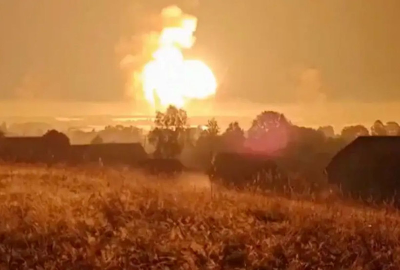 Một kho đạn dược ở khu vực phía Tây Tver gần thị trấn Toropets bị máy bay không người lái của Ukraine tấn công hồi tháng Chín. (Nguồn: DW)