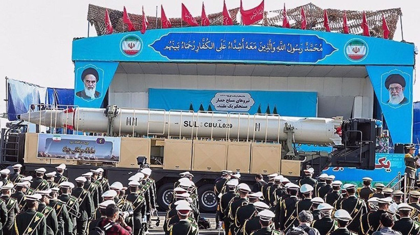 Tên lửa đạn đạo Jihad của Iran, có tầm bắn 1.000km, được giới thiệu trong cuộc diễu hành quân sự ngày 21/9/2024. (Nguồn: PressTV)