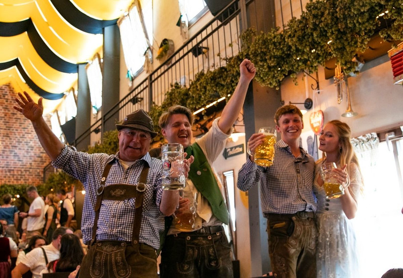 Người dân tham dự lễ hội bia Oktoberfest tại Munich (Đức). (Ảnh: THX/TTXVN)