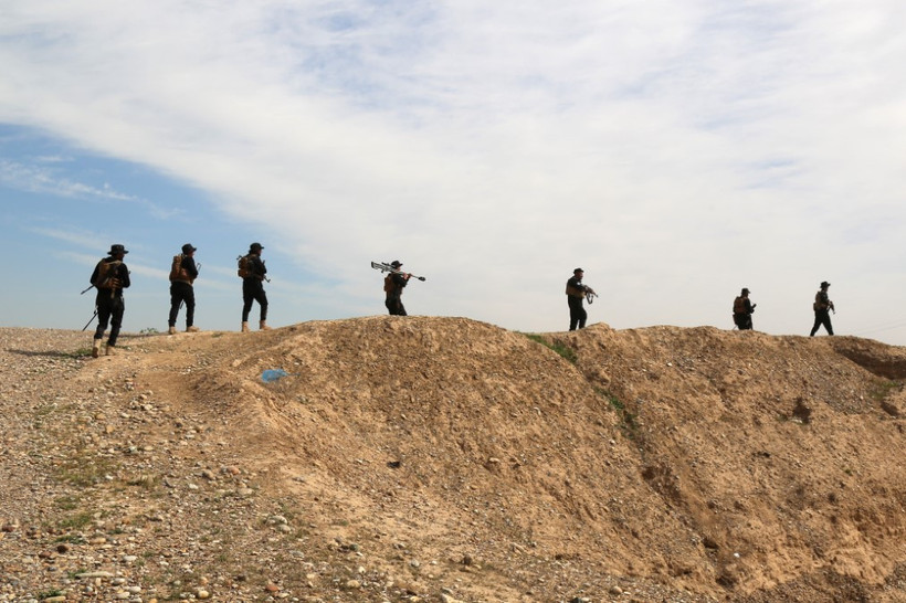 Các lực lượng Iraq tham gia chiến dịch truy quét IS tại al-Miqdadiyah, tỉnh Diyala (Iraq), ngày 10/3/2024. (Ảnh: AFP/TTXVN)