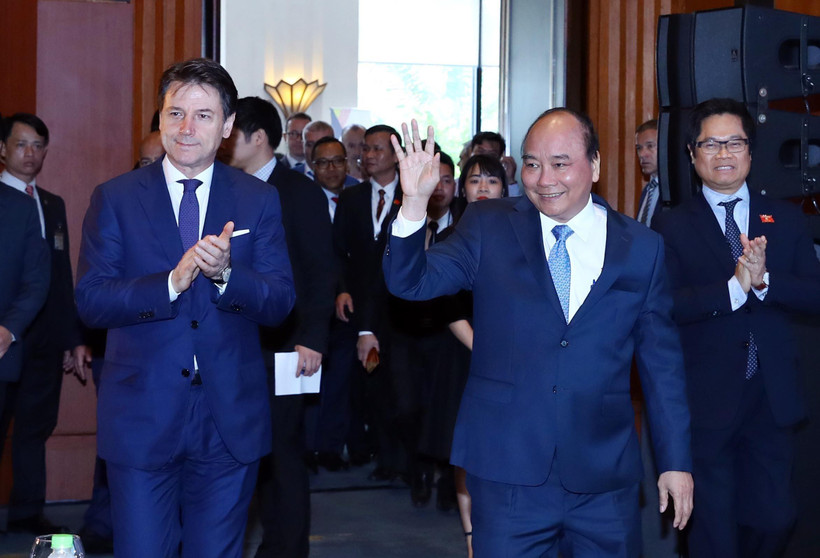 Thủ tướng Nguyễn Xuân Phúc và Thủ tướng Cộng hòa Italy Giuseppe Conte tới dự Diễn đàn Doanh nghiệp ASEAN-Italy. (Ảnh: Thống Nhất /TTXVN)