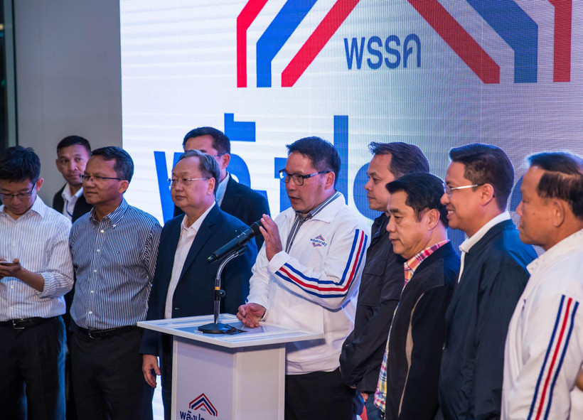 Chủ tịch Đảng Quyền lực nhà nước nhân dân Palang Pracharath, ông Uttama Savanayana (thứ 5, phải), trong cuộc họp báo sau bầu cử ở Bangkok, Thái Lan, ngày 24/3/2019. (Nguồn: THX/TTXVN)