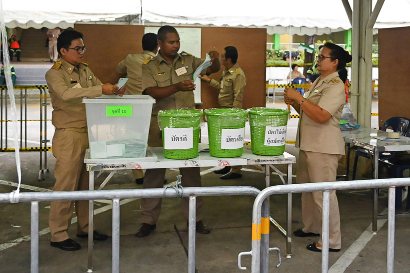 Nhân viên an ninh và nhân viên bầu cử Thái Lan kiểm kết quả bỏ phiếu tại một điểm bầu cử ở Narathiwat ngày 24/3/2019. (Nguồn: AFP/TTXVN)