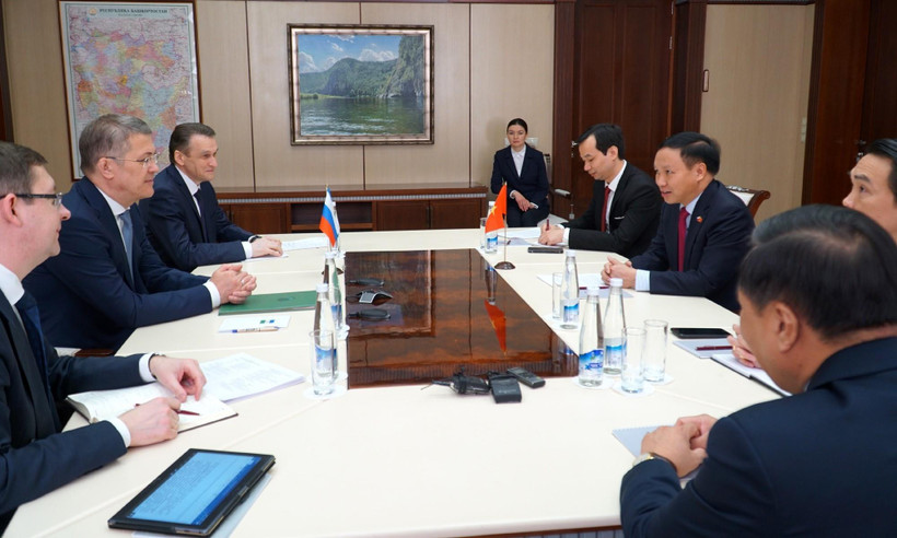 Tổng thống Bashkortostan Radiy Khabirov tiếp Đại sứ Việt Nam Tại Nga Ngô Đức Mạnh. (Ảnh: Tâm Hằng/TTXVN)