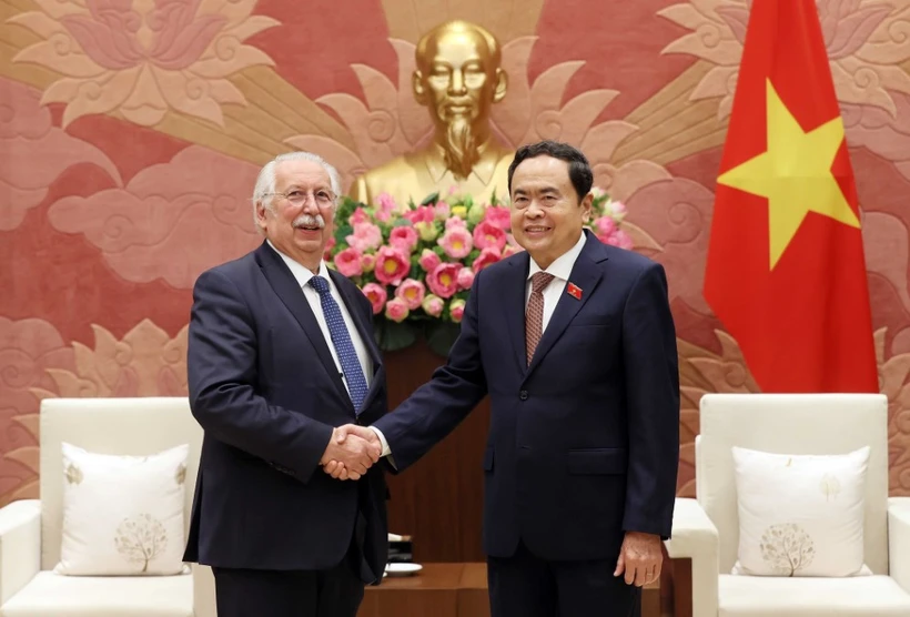 Phó Chủ tịch Thường trực Quốc hội Trần Thanh Mẫn tiếp Hạ nghị sỹ André Flahaut. (Ảnh: An Đăng/TTXVN)