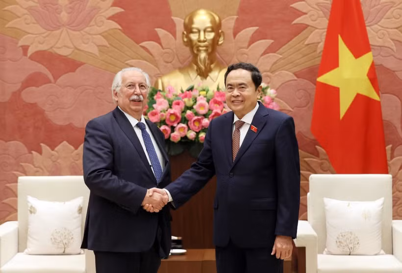 Phó Chủ tịch Thường trực Quốc hội Trần Thanh Mẫn tiếp Hạ nghị sỹ André Flahaut. (Ảnh: An Đăng/TTXVN)