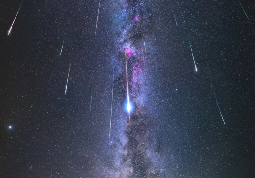 Dải Ngân Hà tỏa sáng rực rỡ trên bầu trời đêm trong một cơn mưa sao băng Perseids, phía trên những ngọn núi và hồ Pampilhosa da Serra, miền Trung Bồ Đào Nha. (Nguồn: National Geographic)