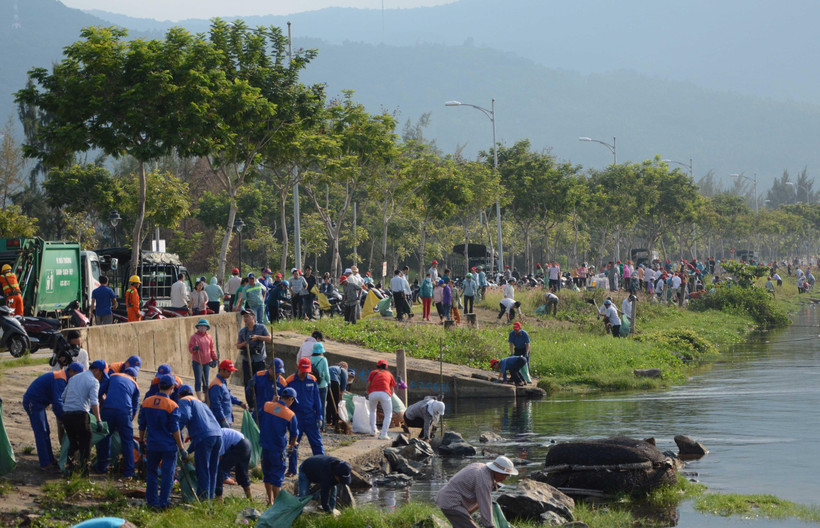Các lực lượng tham gia chiến dịch làm sạch môi trường tại Cảng cá Thọ Quang. (Ảnh: Văn Dũng/TTXVN)