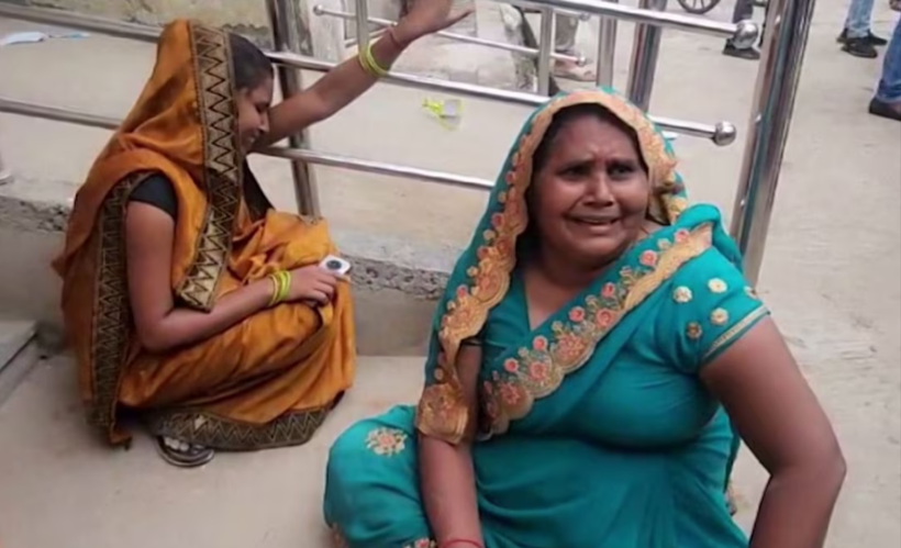 Người thân của các nạn nhân trong vụ giẫm đạp, bên ngoài Bệnh viện Etah ở bang Uttar Pradesh (Ấn Độ), ngày 2/7/2024. (Nguồn: Reuters)