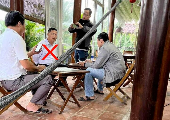 Đặng Ngọc Bảo (áo trắng, gạch đỏ) bị bắt quả tang đang nhận 9,8 triệu đồng. (Nguồn: VTC)