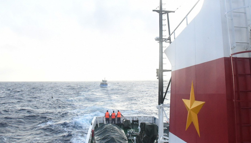 Tàu 471 lai kéo tàu bị nạn của ngư dân về đất liền. (Ảnh: TTXVN phát)