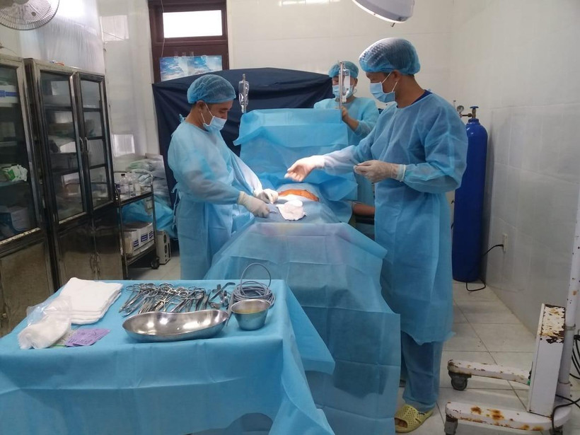 Quân y bệnh xá đảo Song Tử Tây phẫu thuật cho bệnh nhân Triều. (Ảnh: TTXVN phát)