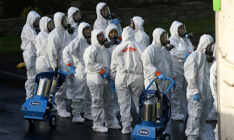 Khử trùng tại Viện dưỡng lão ở Kirkland, Mỹ (Nguồn: AFP/TTXVN)