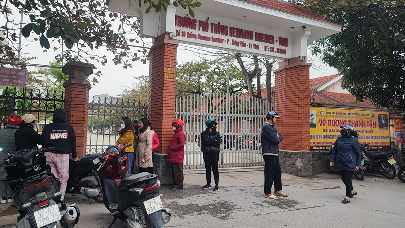 Nhiều phụ huynh đến cổng Trường Phổ thông Herman Gmeiner Vinh khi nghe tin báo về vụ việc sập trần phòng học. (Ảnh: Văn Tý/TTXVN)