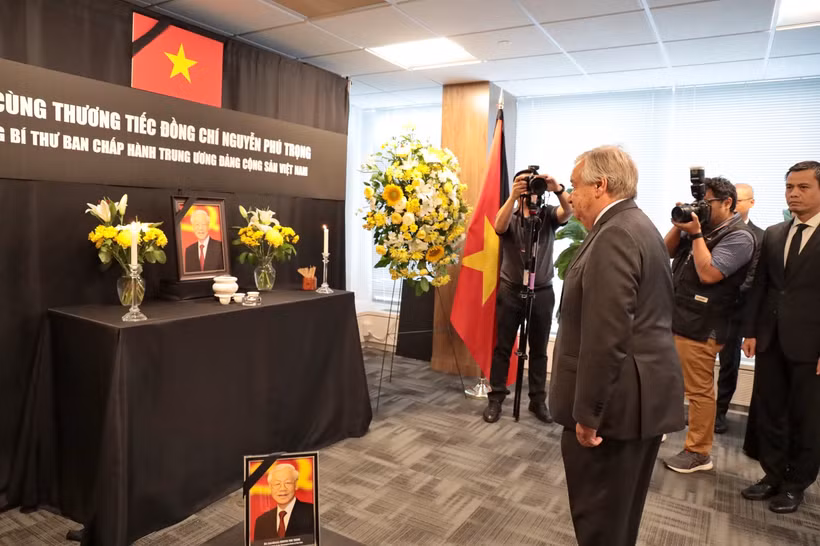 Tổng Thư ký Liên hợp quốc Antonio Guterres viếng Tổng Bí thư Nguyễn Phú Trọng tại Phái đoàn thường trực Việt Nam tại Liên hợp quốc ở New York (Mỹ). (Ảnh: Thanh Tuấn/TTXVN)
