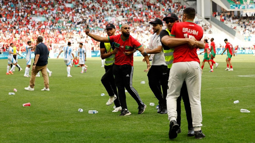 Cảnh hỗn loạn trong trận đấu mở màn Thế Vận hội giữa Argentina và Maroc. (Nguồn: Sky News)