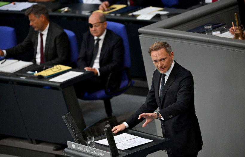 Bộ trưởng Tài chính Đức Christian Lindner (phải) phát biểu trong phiên thảo luận về ngân sách năm 2024 trước Quốc hội ở Berlin, ngày 5/9/2023. (Ảnh: AFP/TTXVN)