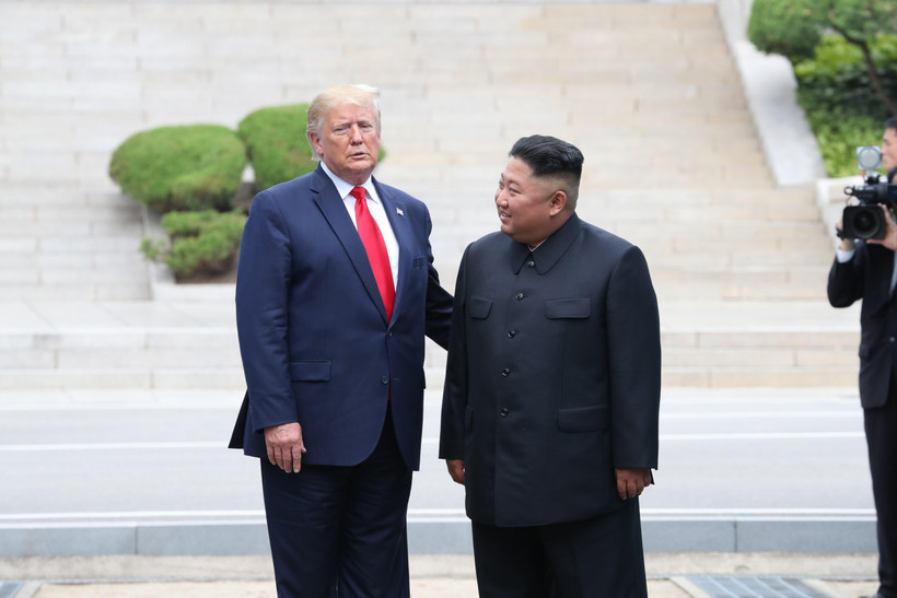Tổng thống Mỹ Donald Trump (trái) và nhà lãnh đạo Triều Tiên Kim Jong-un trong cuộc gặp ở làng đình chiến Panmunjom tại Khu phi quân sự (DMZ) chiều 30/6/2019. (Nguồn: Yonhap/TTXVN)