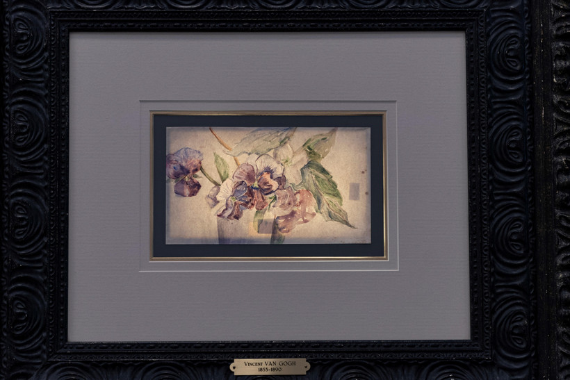 Trong ảnh: Bức tranh bức họa màu nước vẽ những bông hoa của danh họa Vincent Van Gogh được trưng bày tại Ghent, Bỉ, ngày 22/9/2019. (Nguồn: AFP/TTXVN)