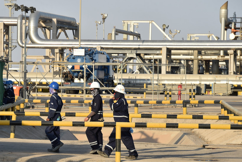 Công nhân công ty dầu Aramco làm việc tại nhà máy chế dầu Abqaiq của Saudi Arabia. (Nguồn: AFP/TTXVN)