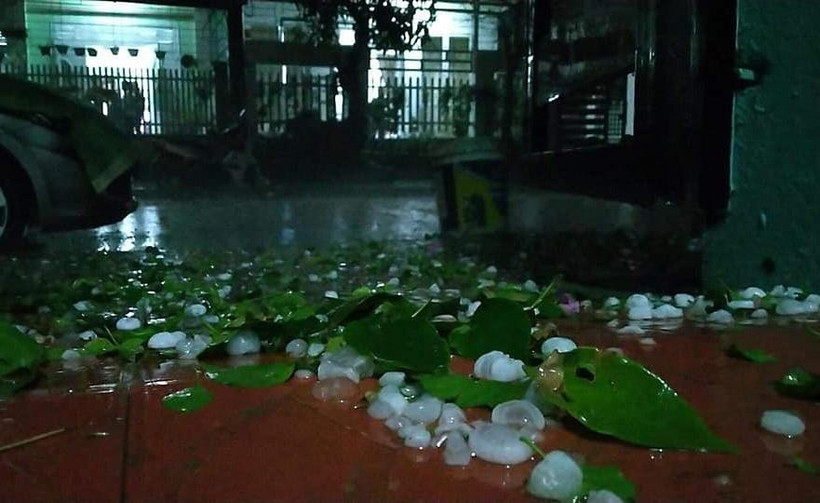 Mưa đá tại thành phố Lai Châu. (Ảnh: Việt Hoàng/TTXVN)