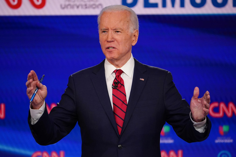 Cựu Phó Tổng thống Mỹ Joe Biden tranh luận trực tiếp trên truyền hình lần thứ 11 với đối thủ là Thượng nghị sĩ độc lập bang Vermont Bernie Sanders trong cuộc đua trở thành ứng viên tranh cử Tổng thống của đảng Dân chủ, ngày 15/3/2020. (Nguồn: AFP/TTXVN)