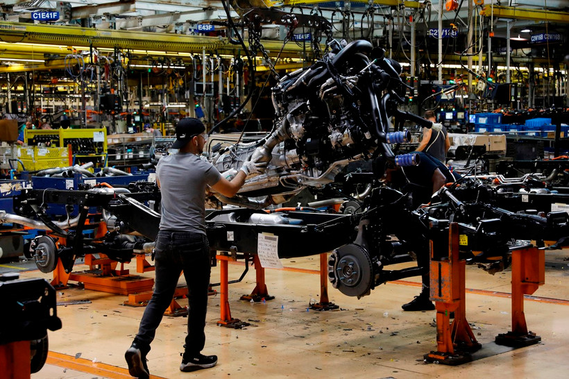 Công nhân làm việc tại nhà máy của hãng sản xuất ôtô Ford tại Dearborn, Michigan (Mỹ). (Ảnh: AFP/TTXVN)