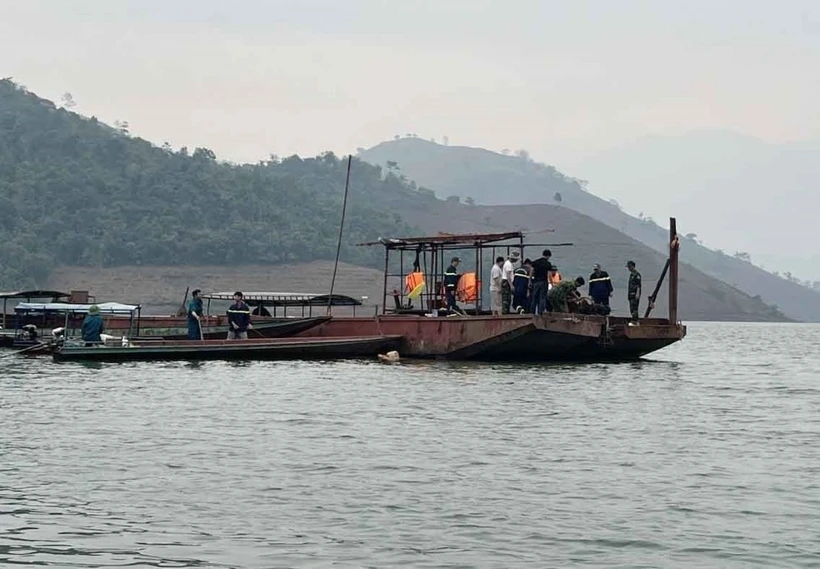 Lực lượng chức năng đã tìm thấy thi thể nạn nhân thứ hai trong vụ tai nạn xảy ra hôm 17/4. (Ảnh: TTXVN phát)